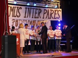 Burmistrz Żnina wręczający nagrody najwybitniejszym uczniom