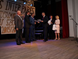 Burmistrz Żnina wręczający upominki nauczycielom