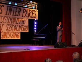 Mężczyzna przemawiający podczas gali rozdania nagród