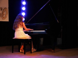 Dziewczyna grająca na pianinie podczas gali rozdania nagród