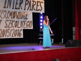 Kobieta występująca podczas gali rozdania nagród