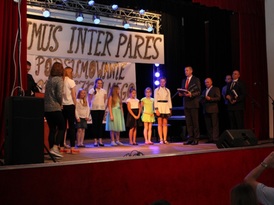 Dyrektor Liceum Ogólnokształcącego im. Braci Śniadeckich wręczający nagrody najwybitniejszym uczniom