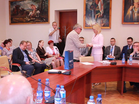 Profesor Janusz Ostoja-Zagórski wręcza medal honorowy zastępcy burmistrza Pani Halinie Rosiak