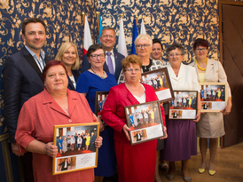 Przedstawicielki Kół Gospodyń Wiejskich na wspólnym zdjęciu z Burmistrzem Żnina, Zastępcą Burmistrza