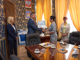 Burmistrz Żnina wręcza pamiątkowy obraz