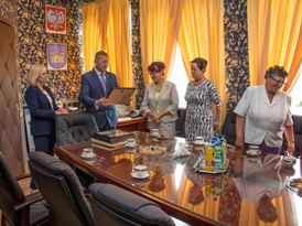 Burmistrz Żnina wręcza pamiątkowy obraz