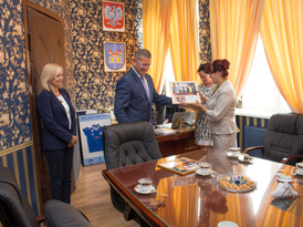 Burmistrz Żnina wręcza pamiątkowy obraz