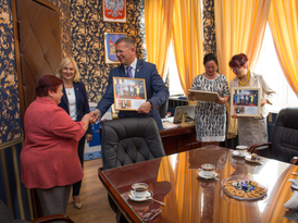 Burmistrz Żnina wręcza pamiątkowy obraz