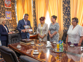 Burmistrz Żnina wręcza pamiątkowy obraz