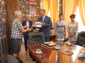 Burmistrz Żnina wręcza pamiątkowy obraz