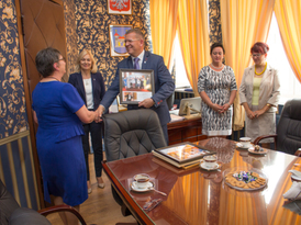 Burmistrz Żnina wręcza pamiątkowy obraz