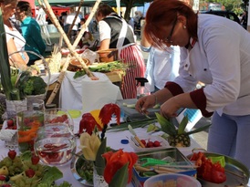 Kobieta eksponuje potrawy na swojej wystawie