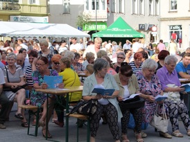 Biesiadujący ludzie, którzy przybyli na Biesiadę Pałucką i 5. urodziny Radia Żnin FM