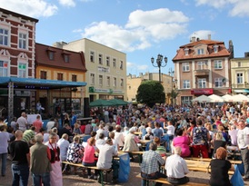 Biesiadujący ludzie, którzy przybyli na Biesiadę Pałucką i 5. urodziny Radia Żnin FM