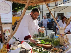 Kucharz prezentujący sposób kiszenia ogórków