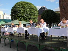 Jury oceniające dania w konkursie „O chochlę burmistrza Żnina” w którego skład wchodzą m.in. burmist