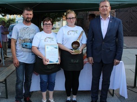 Burmistrz Żnina Robert Luchowski wraz z laureatami konkursu O chochlę burmistrza Żnina