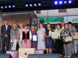 Zdjęcie grupowe kobiet z Kół Gospodyń Wiejskich w towarzystwie Burmistrza Żnina, Zastępcy Burmistrza