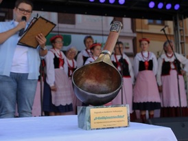 Chochla jako nagroda w konkursie „O chochlę burmistrza Żnina”
