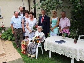 Zdjęcie grupowe jubilatki wraz z rodziną i przedstawicielami Urzędu Miejskiego w Żninie