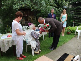 Sekretarz Gminy Mirosław Gatka składa życzenia solenizantce