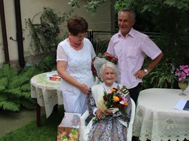 Solenizantka w obecności najbliższych