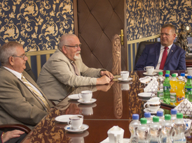 Ksiądz prałat Florian Cieniuch na spotkaniu w gabinecie Burmistrza Żnina