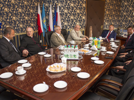 Goście zebrani w gabinecie Burmistrza Żnina z okazji podwójnego jubileuszu ks. prał. Floriana Cieniu
