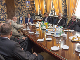 Goście zebrani w gabinecie Burmistrza Żnina z okazji podwójnego jubileuszu ks. prał. Floriana Cieniu