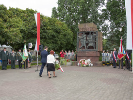 Starosta Żniński Zbigniew Jaszczuk składa wiązankę kwiatów pod pomnikiem Walki i Męczeństwa