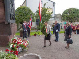 Delegacje instytucji kulturowych składające wiązankę kwiatów pod pomnikiem Walki i Męczeństwa