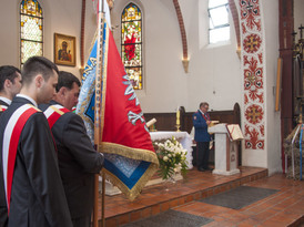 Poczty sztandarowe podczas Mszy Świętej w kościele pw. NMP KP w Żninie