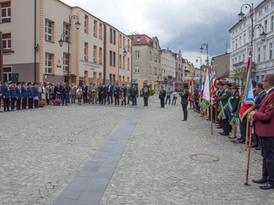 Delegacje oraz poczty sztandarowe przed kościołem pw. NMP KP