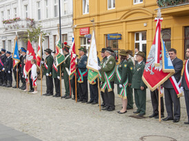 Delegacje oraz poczty sztandarowe przed kościołem pw. NMP KP