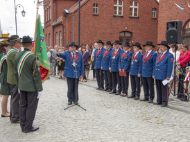Prezes Żnińskiego Bractwa Kurkowego podczas przemówienia przed kościołem pw. NMP KP