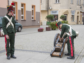 Uroczysty wystrzał z armaty przed kościołem pw. NMP KP