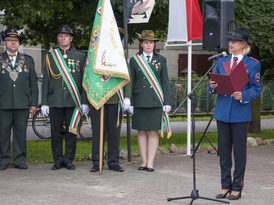 Zastępca burmistrza Halina Rosiak podczas przemówienia przed pomnikiem Walki i Męczeństwa