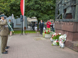 Delegacje oddające hołd przed pomnikiem Walki i Męczeństwa