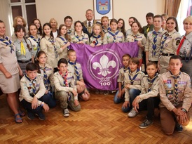 Zdjęcie grupowe gości z Ukrainy razem z burmistrzem Żnina i jego zastępcą