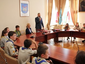 Burmistrz Żnina przemawia do harcerzy z Ukrainy zebranych na auli Urzędu Miejskiego