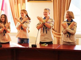 Harcerze śpiewają regionalne piosenki