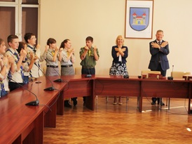 Harcerze, burmistrz oraz zastępca burmistrza śpiewają regionalne piosenki gości