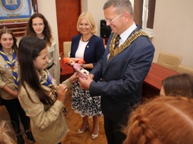 Burmistrz Żnina otrzymuje pamiątkowy prezent od harcerki z Ukrainy