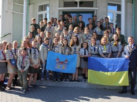 Zdjęcie grupowe gości z Ukrainy razem z burmistrzem Żnina przed budynkiem Ratusza