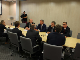 Uczestnicy spotkania na sali konferencyjnej Urzędu Marszałkowskiego