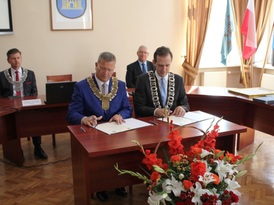 Burmistrz Żnina i Gostynina podczas podpisywania aktu współpracy
