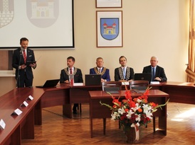Władze obydwóch miast podczas uroczystości podpisania aktu współpracy