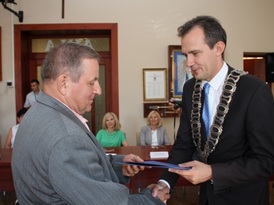 Burmistrz Gostynina wręczający podziękowanie za wkład we współpracę obydwóch miast