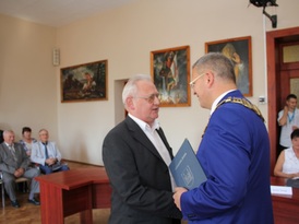 Burmistrz Żnina wręczający podziękowanie za wkład we współpracę obydwóch miast