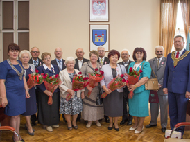 Zdjęcie grupowe jubilatów z burmistrzem Żnina i z-cą kierownika Urzędu Stanu Cywilnego